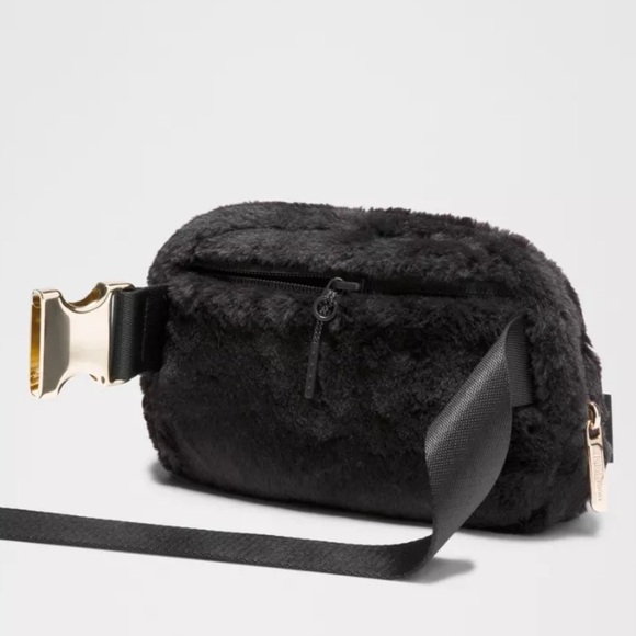 Lululemon Everywhere Belt Bag Plush Fleece - Picture 7 of 12
